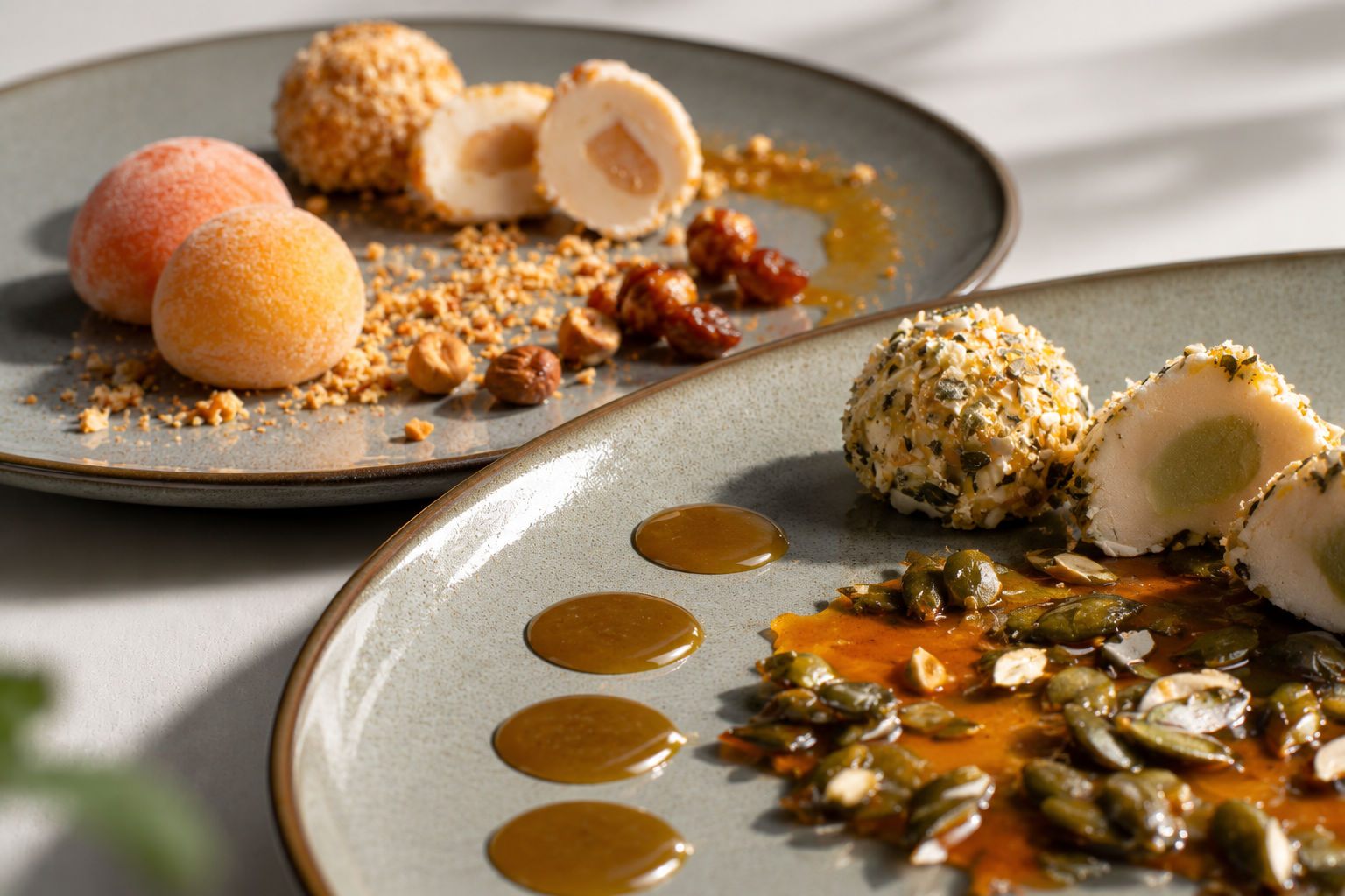 Elegant angerichteter Eisknödel mit Kürbiskernen, Vanille und feinem Öl auf einem Keramikteller
