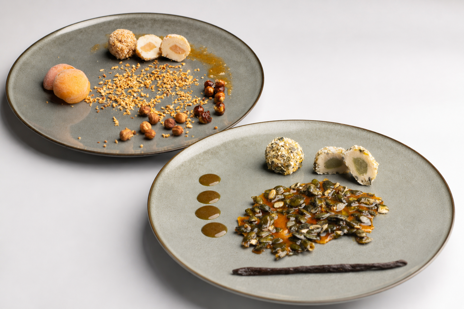 Zwei Teller mit handgefertigten Eisknödeln – Topfen-Marille mit Nüssen und Kürbis-Vanille mit Kürbiskernen