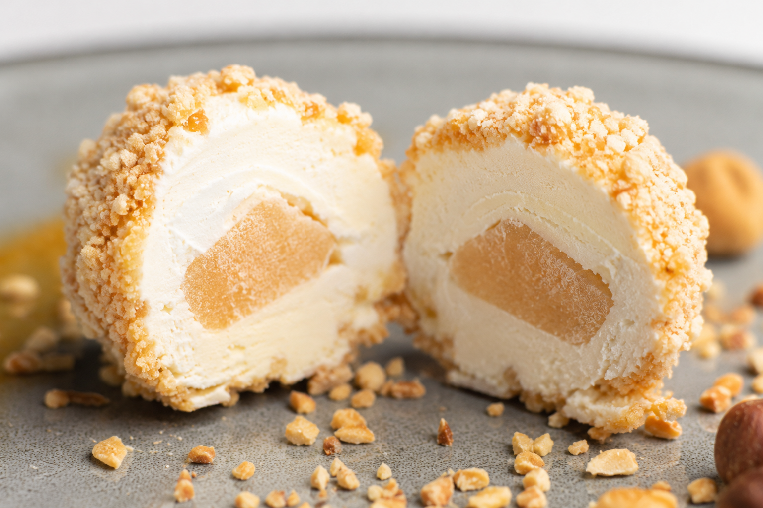 Aufgeschnittener Eisknödel mit Nusshülle und Marillenkern aus nächster Nähe