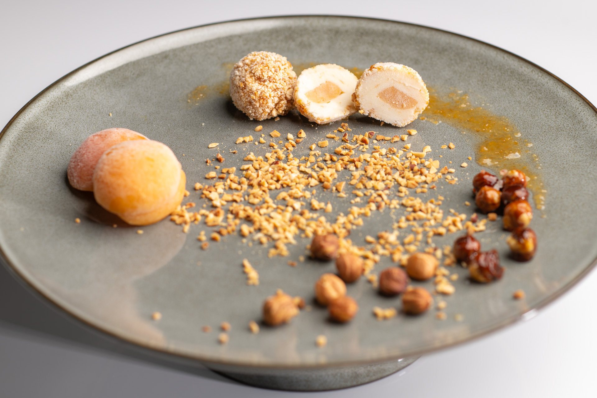 Topfen-Marille – Eisknödel ganz und aufgeschnitten