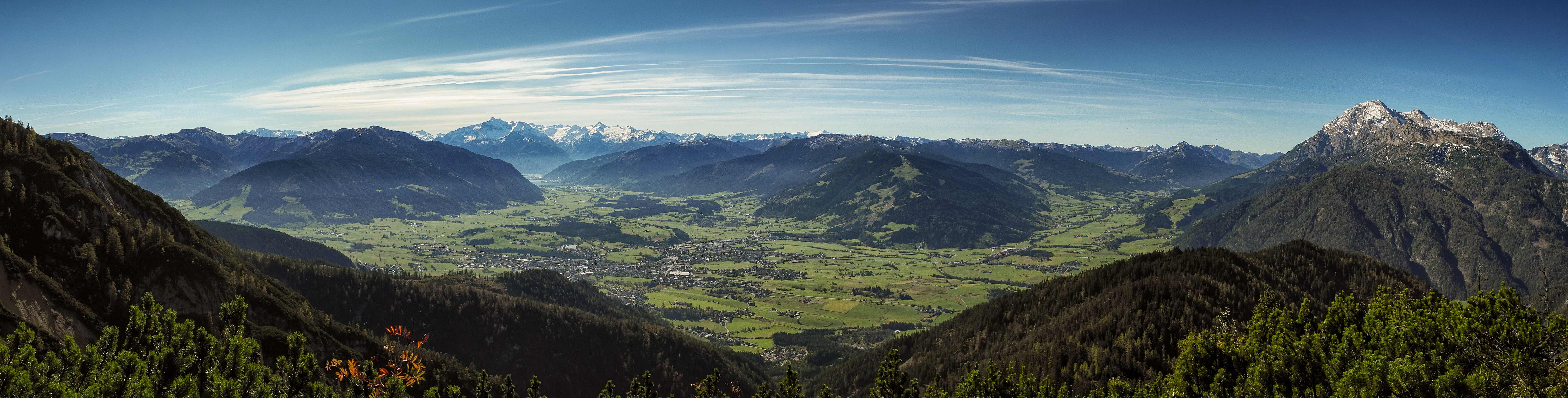 Weite alpine Landschaft im sanften Licht